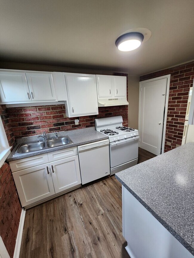 Building Photo - Recently Renovated 3 Bedroom in Harrisburg!
