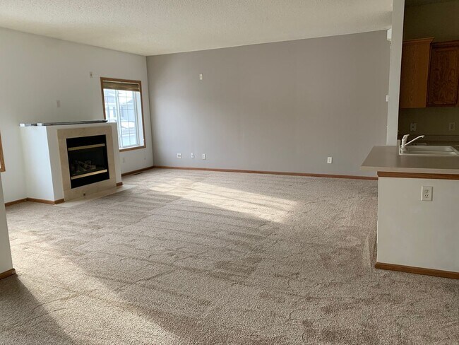 Building Photo - Bright & Spacious 2BR/1.5BA Townhome in Co...