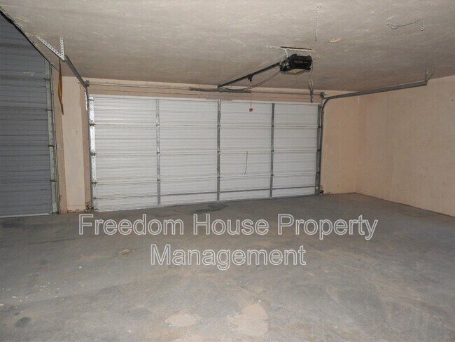 Building Photo - 2220 W Bell Vista Ave