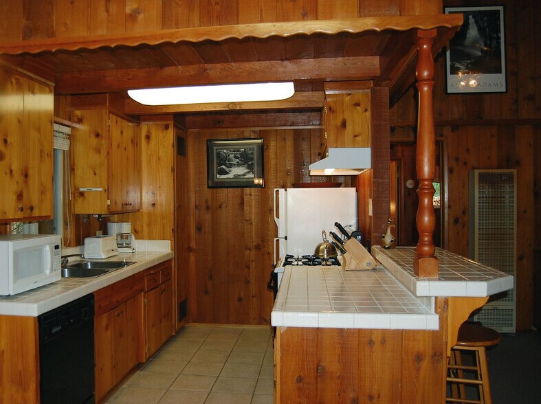 Building Photo - 8005 Cedar Cir
