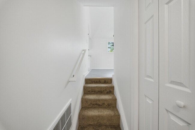 Building Photo - 313 Beacon Hill Ct