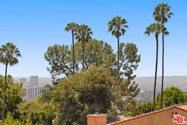 Building Photo - 1121 La Collina Dr