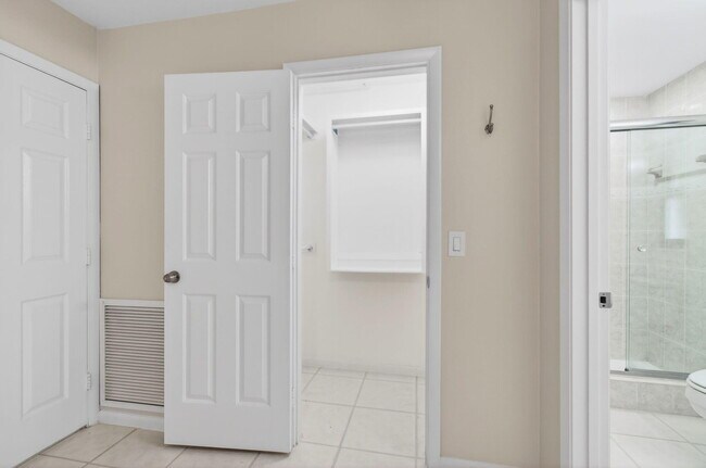 Building Photo - 3939 NE 5th Ave