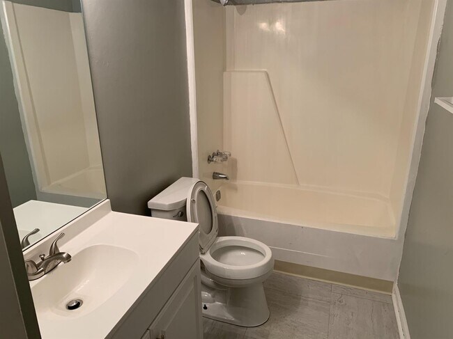 Building Photo - 384 Redding Rd