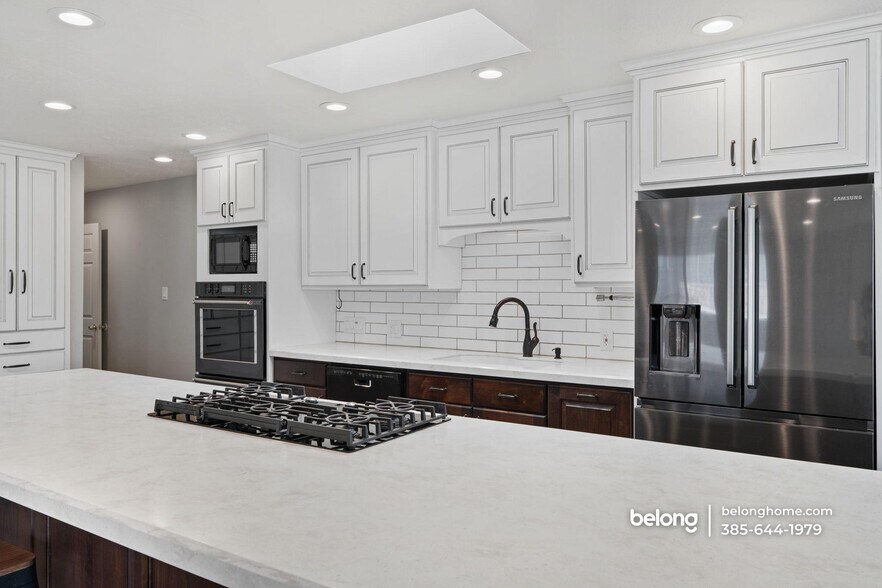 Building Photo - 428 200 E