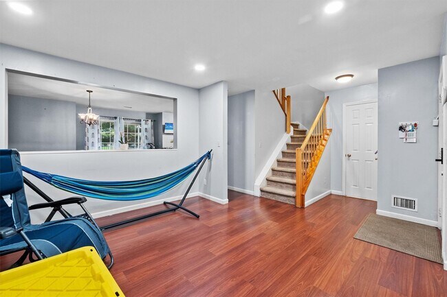 Building Photo - 124 Creekside Cir