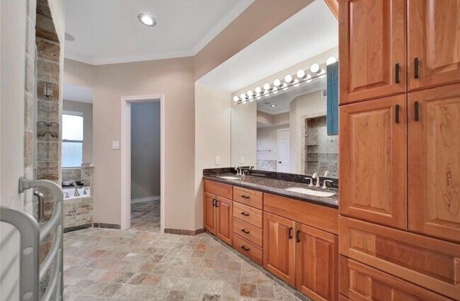 Building Photo - 12922 Lentando Dr
