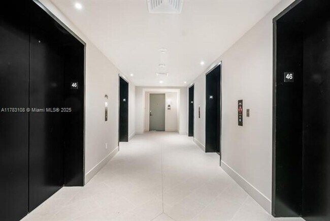 Building Photo - 601 NE 1st Ave