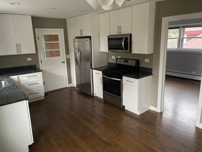 Building Photo - 5259 N Leamington Ave