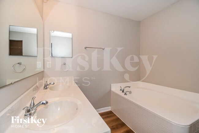 Building Photo - 10286 Magnolia Hills Dr