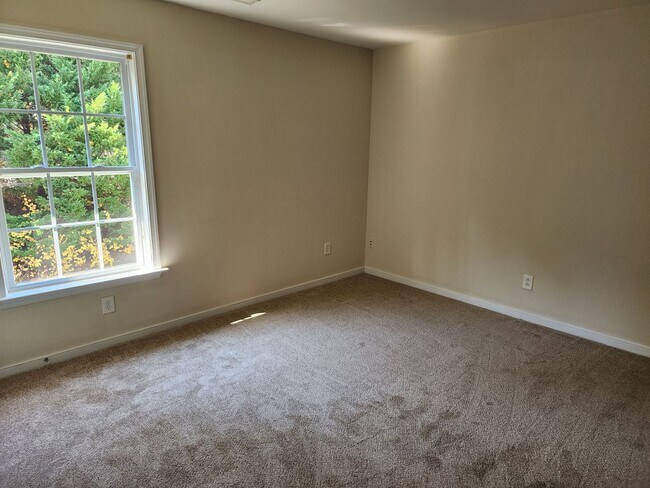 Building Photo - Beautiful 5 Bedroom Home in Watermill Subdivision!