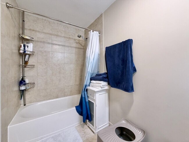 Building Photo - 83 Monroe St