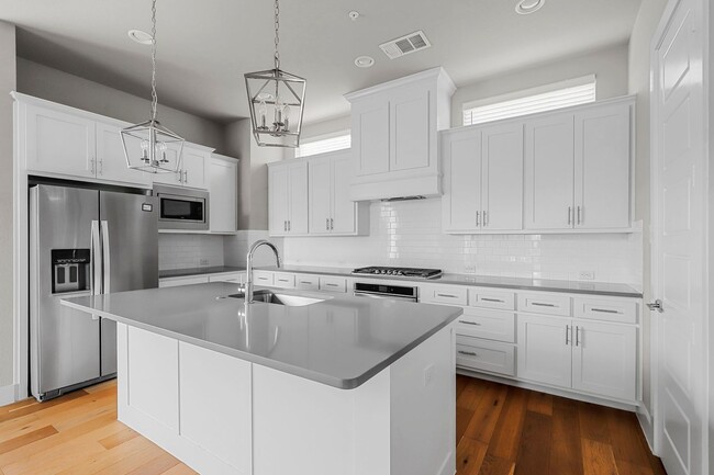 Building Photo - Stunning 3 Bedroom 3.5 Bathroom Townhome i...