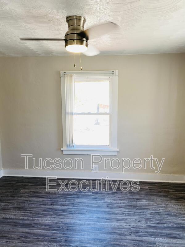 Building Photo - 2632 N Stone Ave