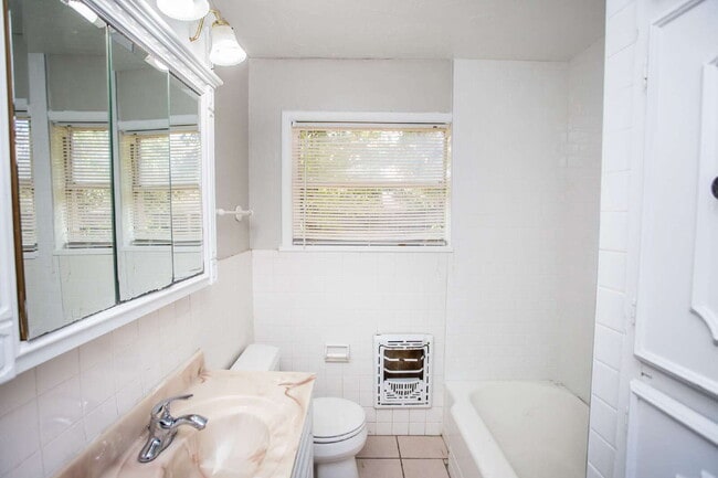 Building Photo - "Spacious 5-Bed Oasis with Granite Elegance & Hardwood Charm in Lubbock!"