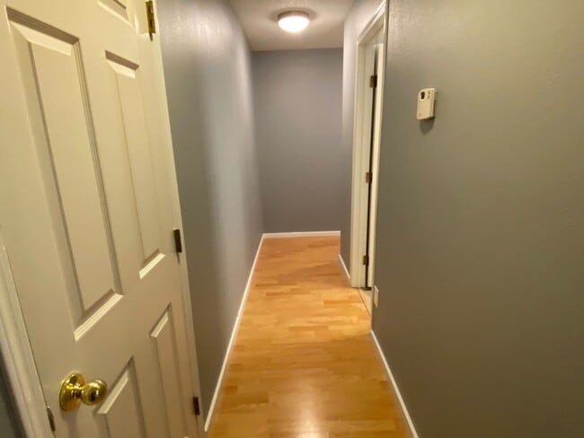 Building Photo - Spacious and turn key ready 2 bedroom apartment close to downtown. 2 parking spots and additional...