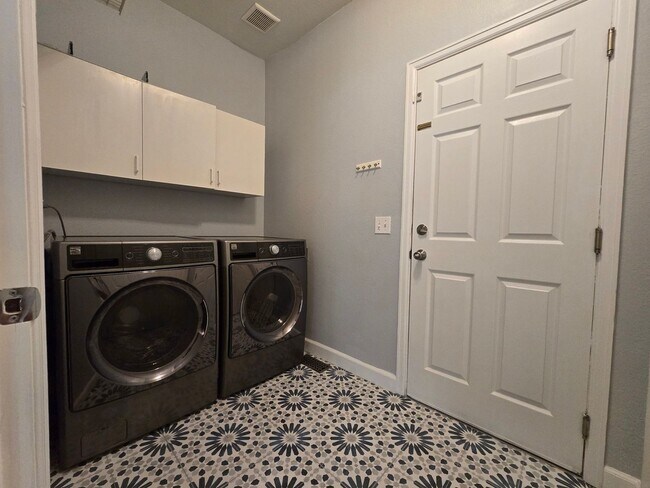 Building Photo - Charming 3BR House in Aurora