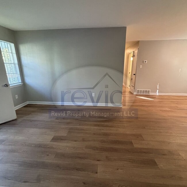 Building Photo - Recently Renovated 3Bed/1.5Bath Available ...