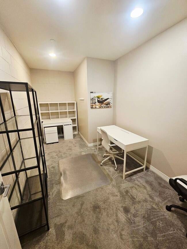 Building Photo - Gorgeous Stand Alone Town Home / Rolling Hills Golf Club is your Back Yard