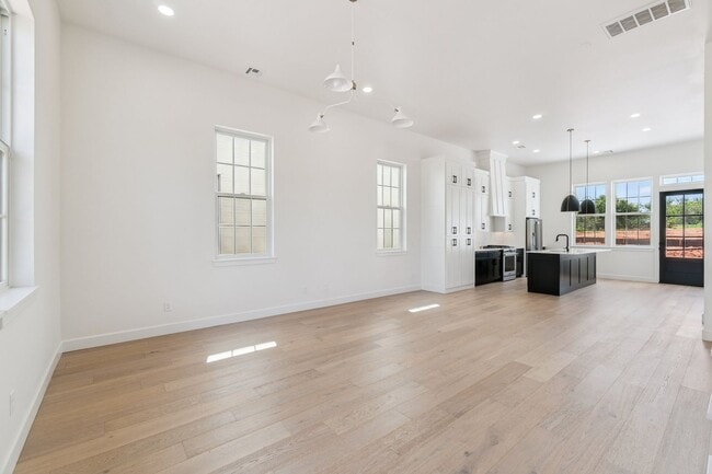 Building Photo - Minimalist Magic: 2-Bed Apartment Over Sel...