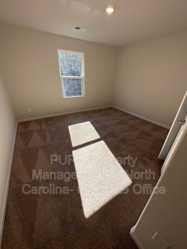Building Photo - 100 Conifer Ln