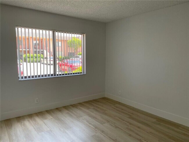 Building Photo - 235 Lakeview Dr