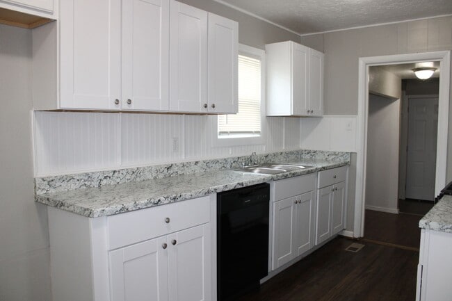 Building Photo - Over sized 2 car garage! ONE MONTH FREE FO...