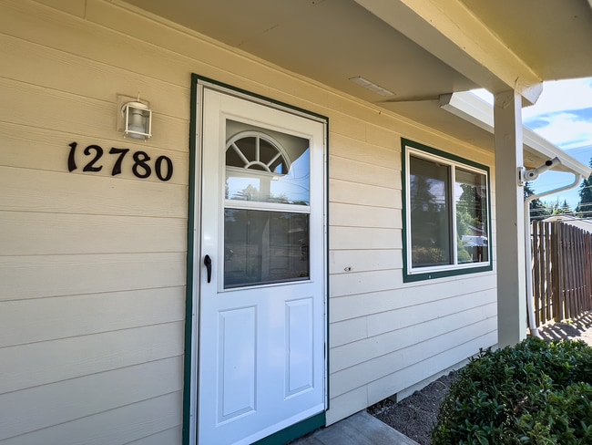 Building Photo - Spacious 3 Bedroom 1 Bath Ranch House  in Milwaukie! Washer and Dryer Included!