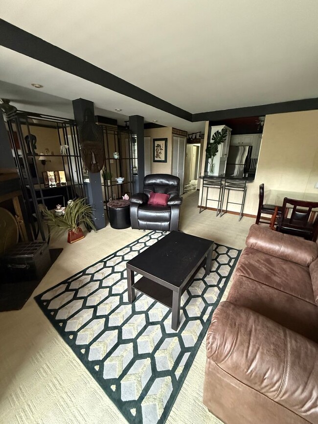 Building Photo - 1800 Roundhill Rd