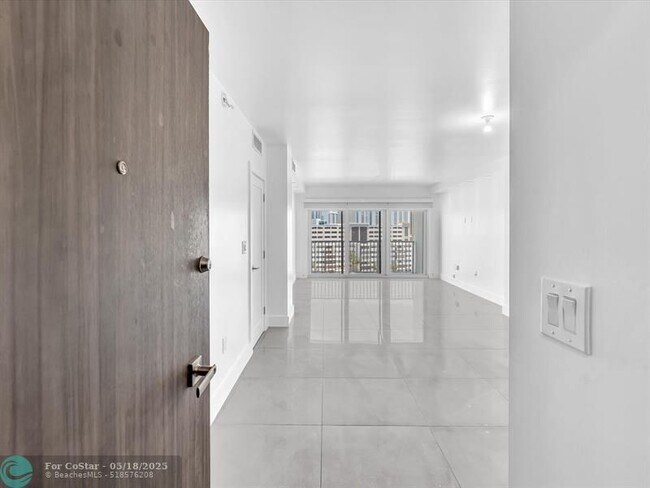 Building Photo - 300 Bayview Dr