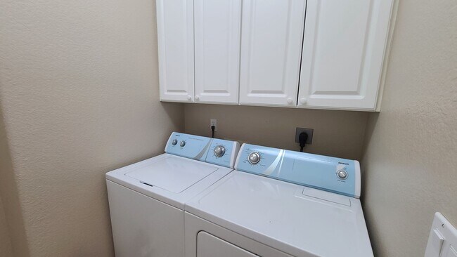 Building Photo - Single Story Sommerset Home!