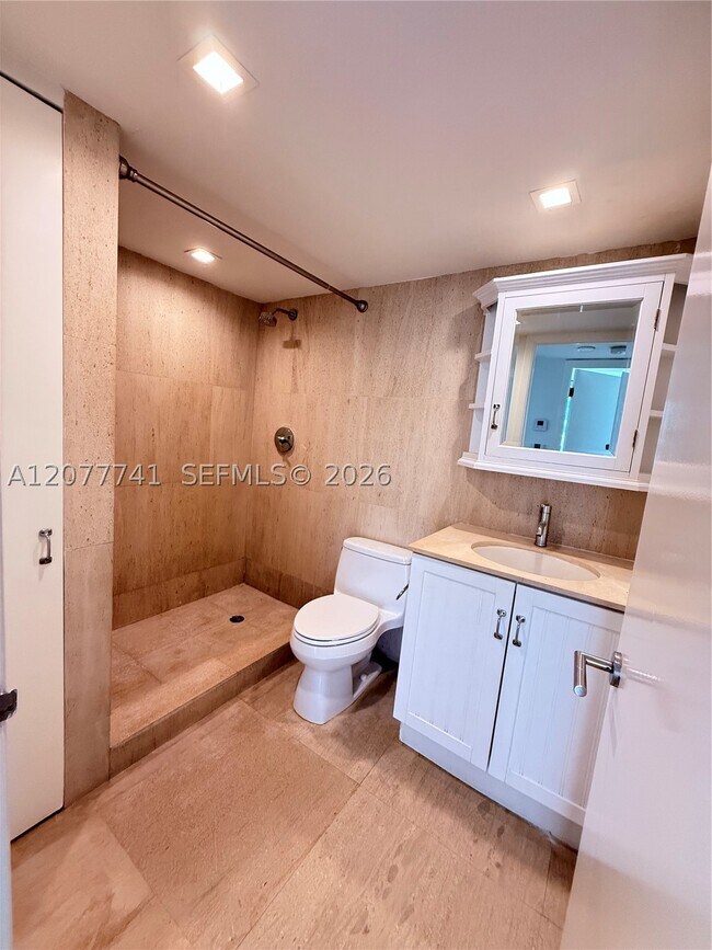 Building Photo - 1450 Brickell Bay Dr