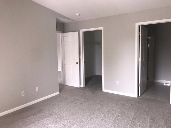 Building Photo - Sharp 2 bedroom, 2 bath upper condo in Nottingham  Cove sub for lease $1700 a month.