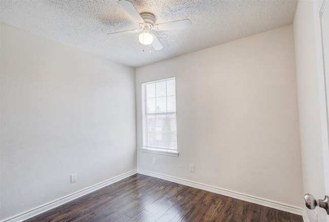 Building Photo - 910 Cedar Terrace