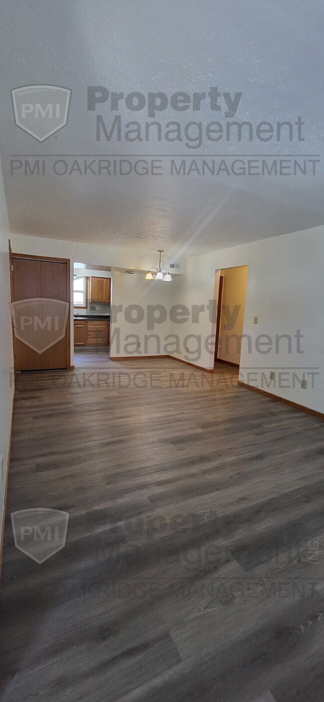 Building Photo - Lower 2 Bedroom Apartment
