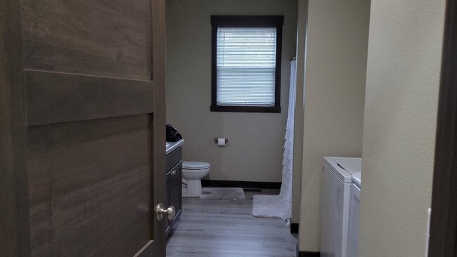 Building Photo - 5 Bed 3 Bath close to UWEC, bike trails, C...