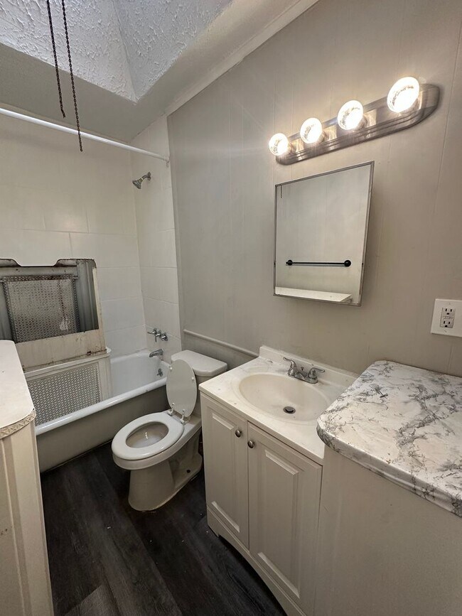 Building Photo - Newly renovated 3 Bedroom house for rent