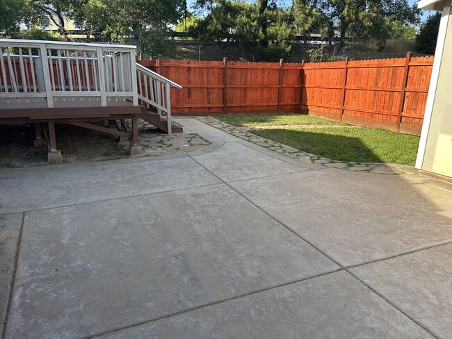 Building Photo - Beautifully Well-Kept 2 Bedroom, 1 Bath Home
