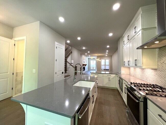 Building Photo - 4353 Parkside Pl