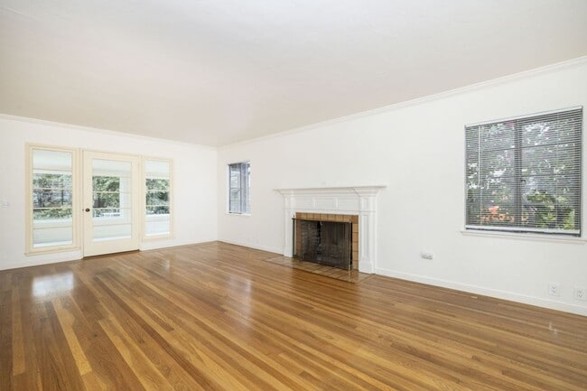 Building Photo - Stately Two Story Home w/ Serene Backyard in Crescent Park