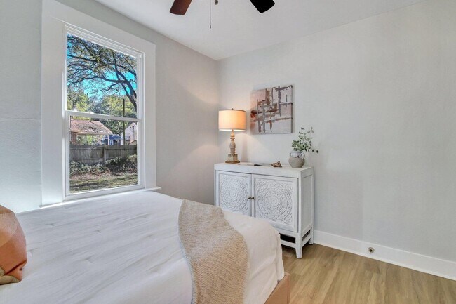 Building Photo - Beautifully renovated 3 bedroom, 2 bathroom home in the heart of North Charleston