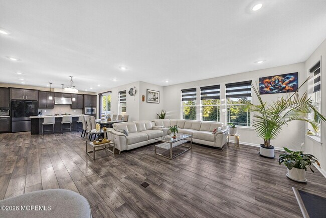 Building Photo - 319 Tulip Ct