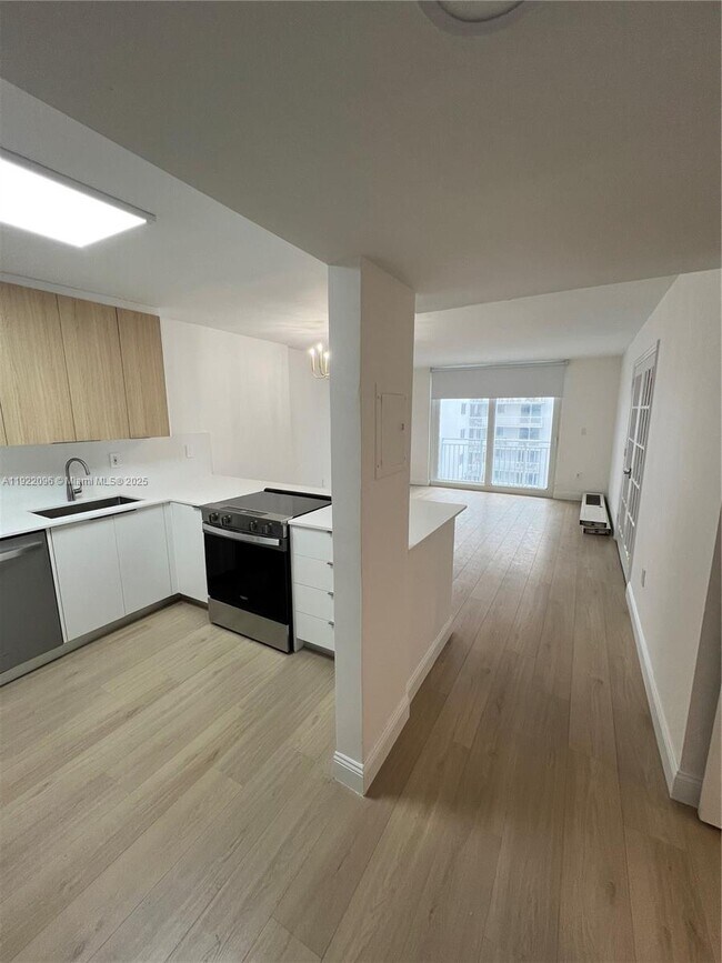 Building Photo - 345 Ocean Dr