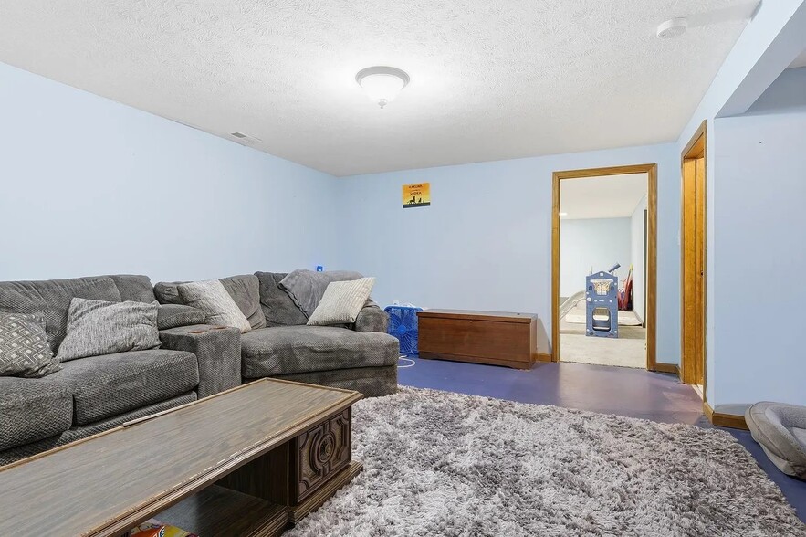 Building Photo - 705 Eastview Dr