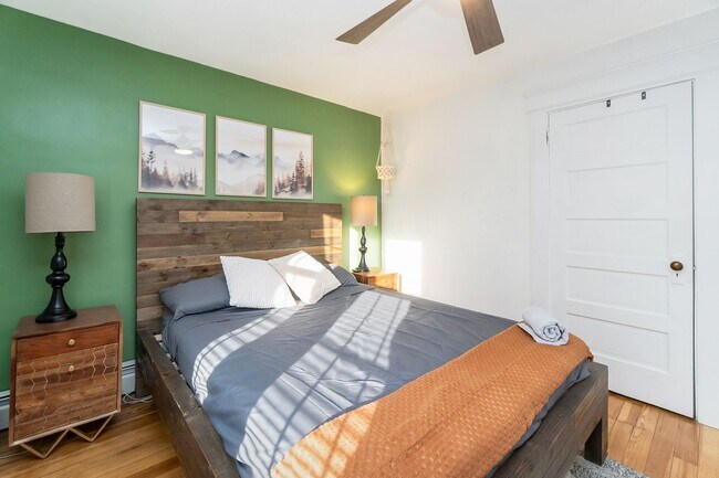 Building Photo - 3 BED · 1.5 BATH · MODERN INDUSTRIAL · AVA...