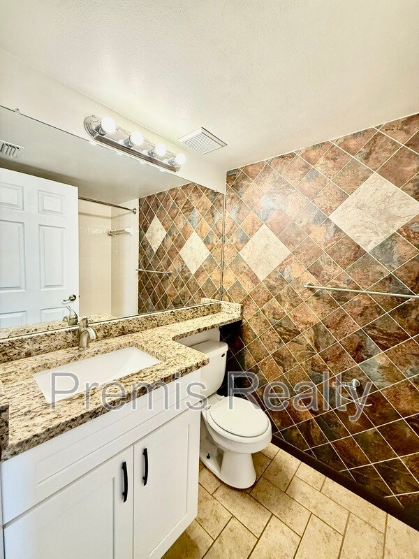 Building Photo - 747 Brook St NE