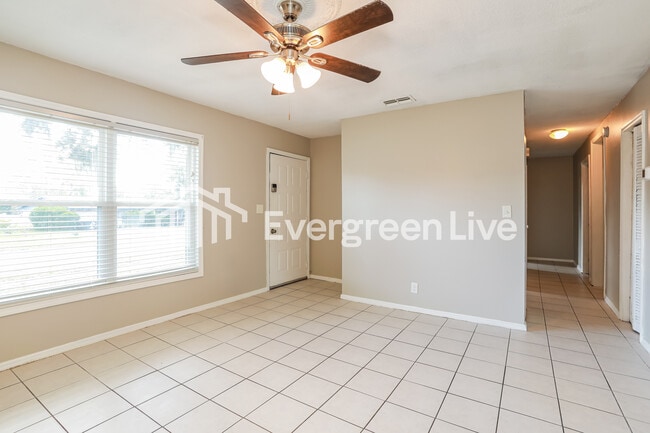 Building Photo - 7807 Knoll Dr N