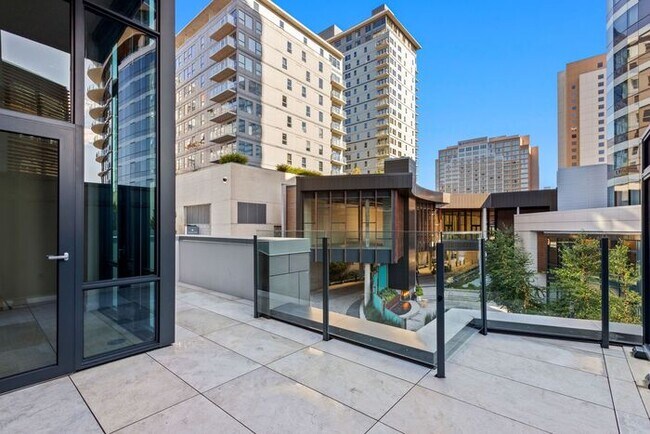 Building Photo - Luxury Executive Condo w/AC in the Heart o...