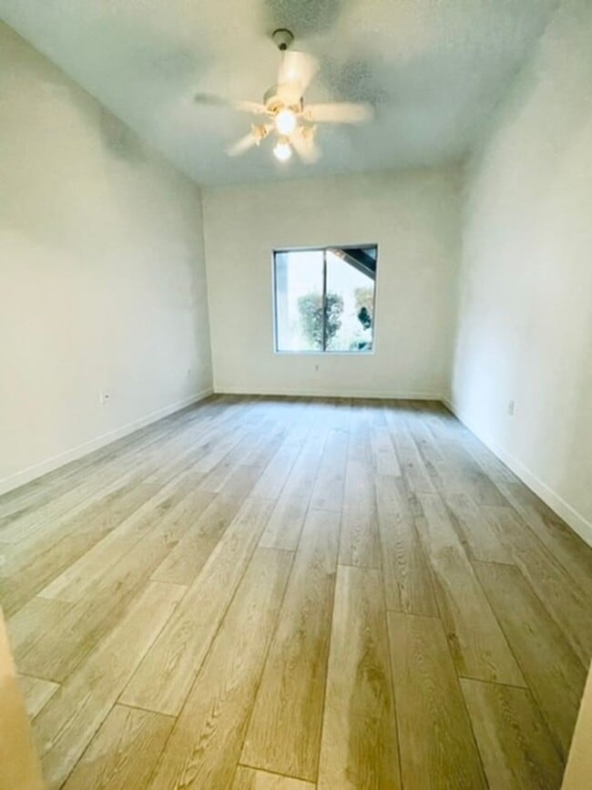 Building Photo - 2305 W Horizon Ridge Pkwy