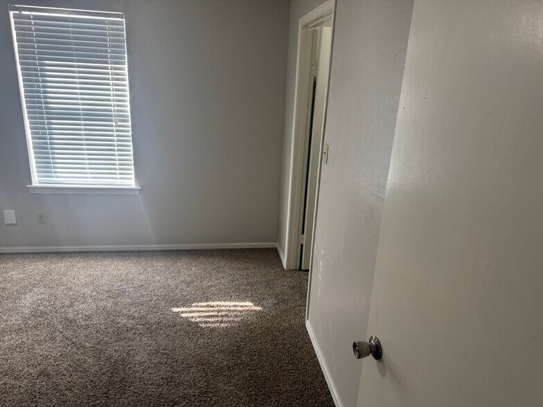 Building Photo - 828 Hardy Springs Cir